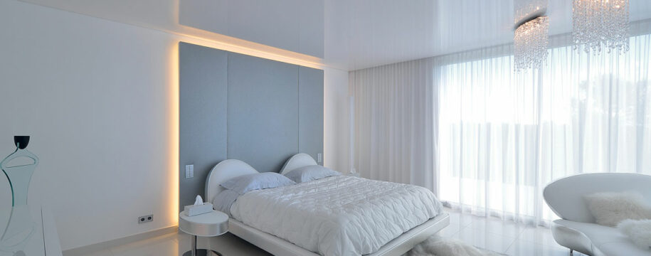 Plafond tendu acoustique dans une chambre